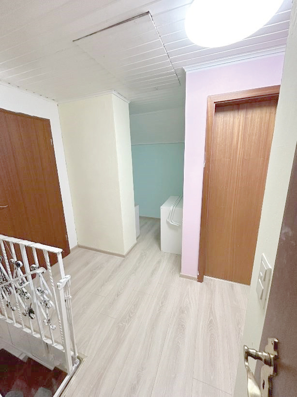 Flur mit Kinderbildern